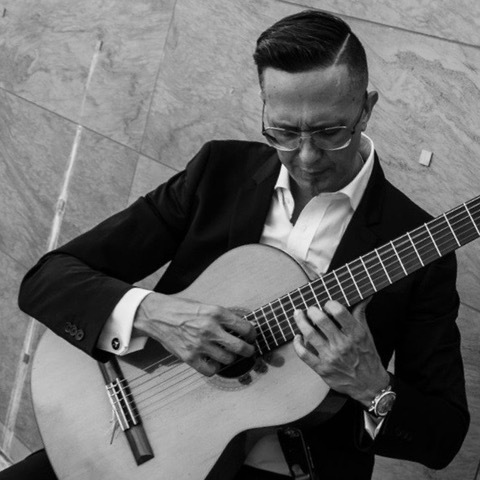 Emanuele Torrente alla chitarra classica